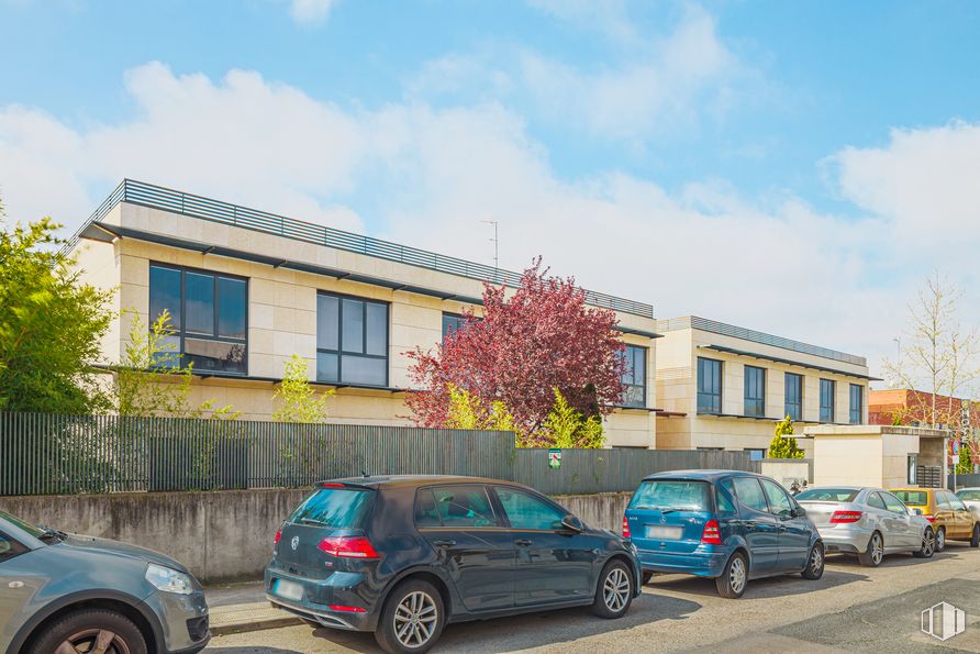 Office for sale at Calle Pollensa, 3, Las Rozas de Madrid, Madrid, 28230 with car, window, tire, wheel, cloud, land vehicle, sky, automotive parking light, vehicle and plant around