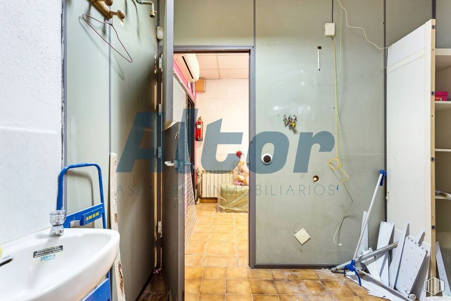 Local en venta en Calle Azabache, Carabanchel, Madrid, 28019 con fregadero, diseño automovilístico, accesorio, gas, puerta, suelos, máquina, madera, vidrio y aluminio alrededor