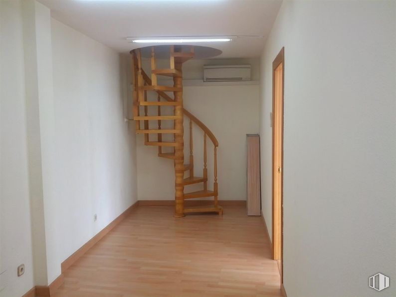 Oficina en alquiler en Calle Gran Vía, 28, Majadahonda, Madrid, 28220 con escaleras, suelos, madera, suelo, interiorismo, suelos de madera, pasamanos, techo, tinte para madera y madera dura alrededor