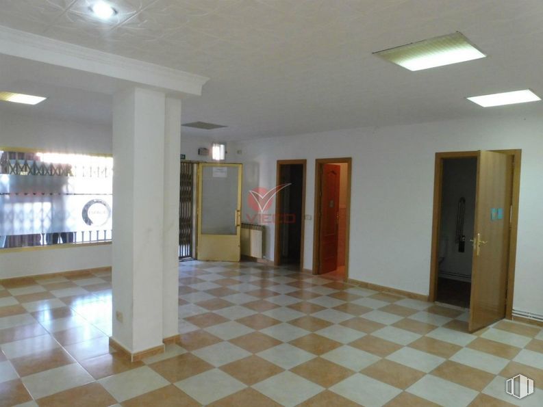 Retail for sale at Zona Hospitales, Cuenca, 16003 with door, tile flooring, fixture, hall, wood, architecture, flooring, interior design, floor and real estate around