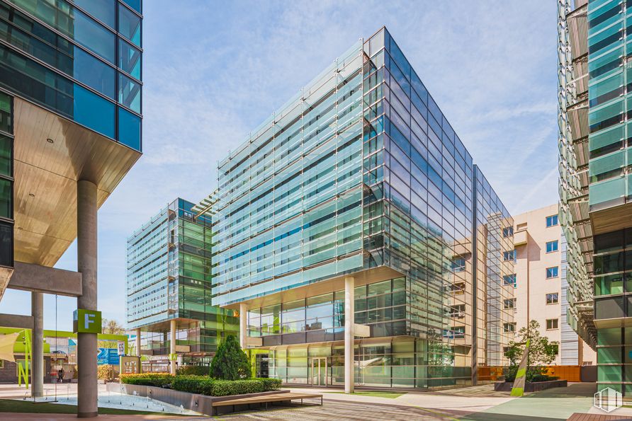 Oficina en alquiler en Calle Santa Leonor, 65, San Blas - Canillejas, Madrid, 28037 con edificio, nube, cielo, día, propiedad, planta, rascacielos, infraestructura, bloque de torre y diseño urbano alrededor