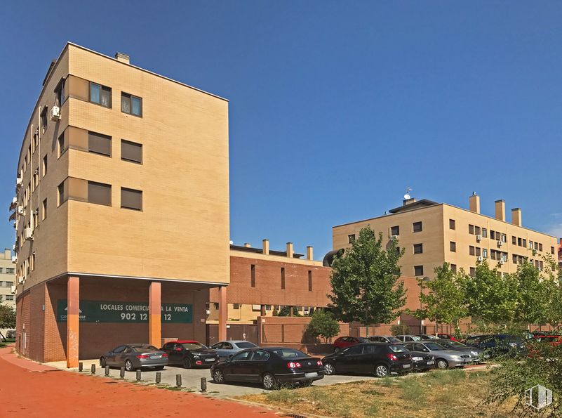 Retail for sale at Calle Coslada, 18, Leganés, Madrid, 28914 with car, building, sky, daytime, property, window, plant, wheel, urban design and vehicle around