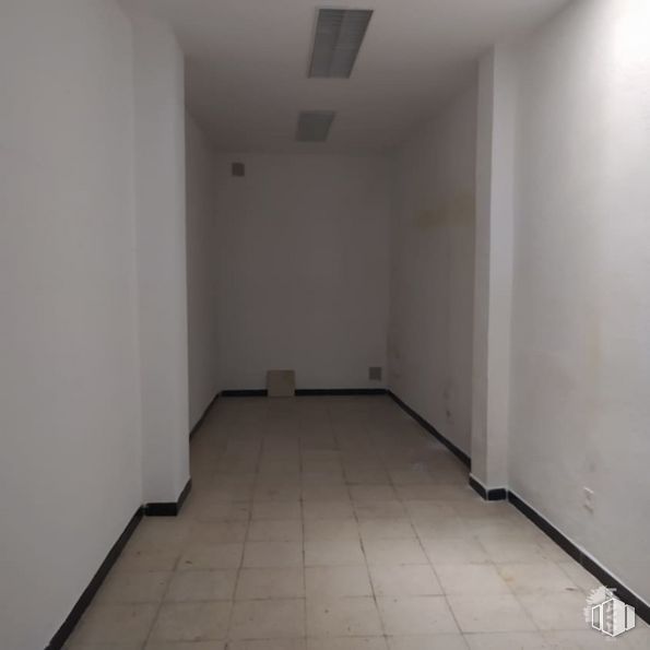 Local en venta en Calle Santa Alicia, Puente de Vallecas, Madrid, 28018 con accesorio, suelo, piso, madera, material compuesto, techo, edificio, simetría, yeso y material de construcción alrededor