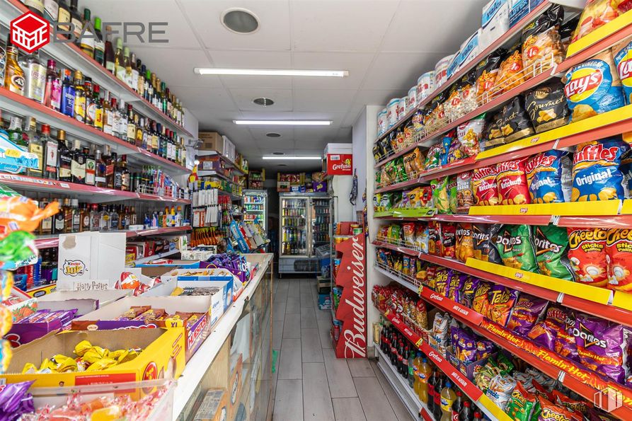 Retail for sale at Calle San Bernardo, Centro, Madrid, 28015 with furniture, shelf, shelving, convenience store, retail, supermarket, grocery store, food storage, food and aisle around