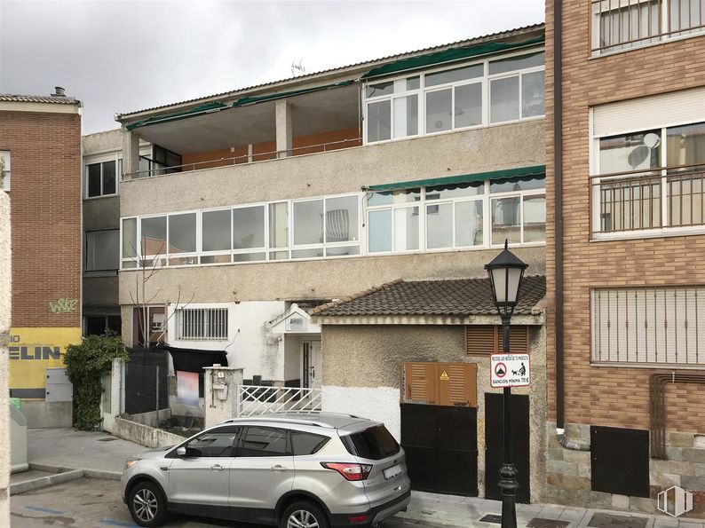 Local en venta en Calle Tejoneras, 6, Galapagar, Madrid, 28260 con coche, ventana, edificio, rueda, neumático, vehículo terrestre, vehículo, propiedad, matrícula del vehículo y cielo alrededor