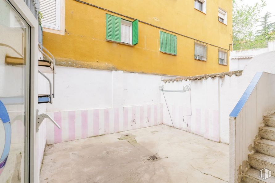 Retail for rent at Plaza Sisenando, La Latina, Madrid, 28011 with window, property, building, wood, fixture, house, facade, door, real estate and tree around