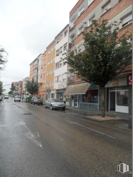 Retail for rent at Zona Reyes Católicos, Cuenca, 16003 with car, building, sky, window, wheel, vehicle, tire, road surface, asphalt and tree around