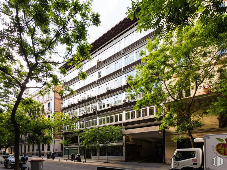 Oficina en alquiler en Calle Jorge Juan, 30, Salamanca, Madrid, 28001 con camión, edificio, durante el día, árbol, cielo, planta, arquitectura, diseño urbano, bloque de pisos y condominio alrededor