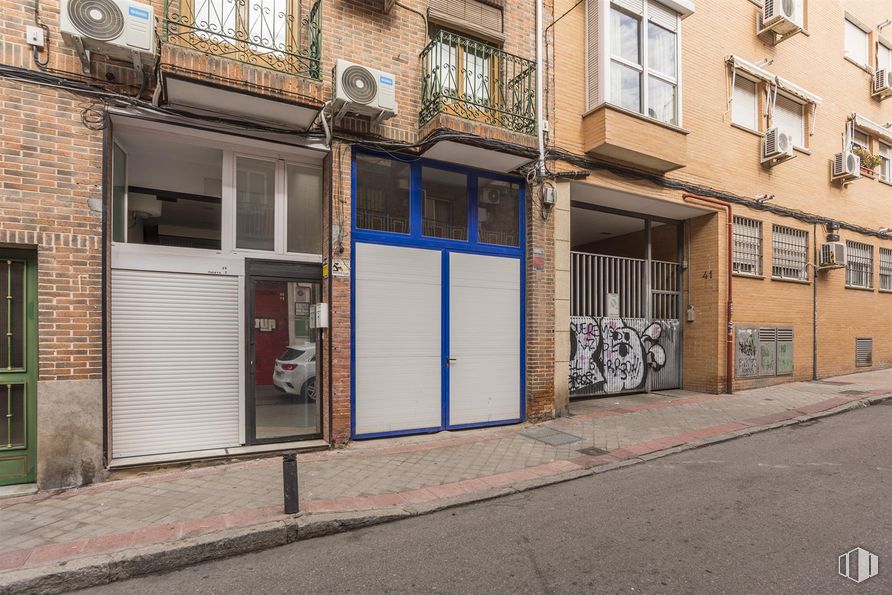 Nave en alquiler y venta en Calle Monte Olivetti, Puente de Vallecas, Madrid, 28038 con ventana, puerta, calle, material compuesto, hormigón, acera, metal, ladrillo, puerta y pintura alrededor