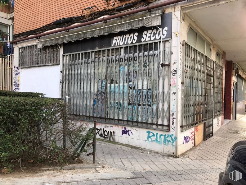 Retail for sale at Paseo Puerto Rico, 2, Fuenlabrada, Madrid, 28945 with building, tire, plant, neighbourhood, wood, facade, window, art, city and font around