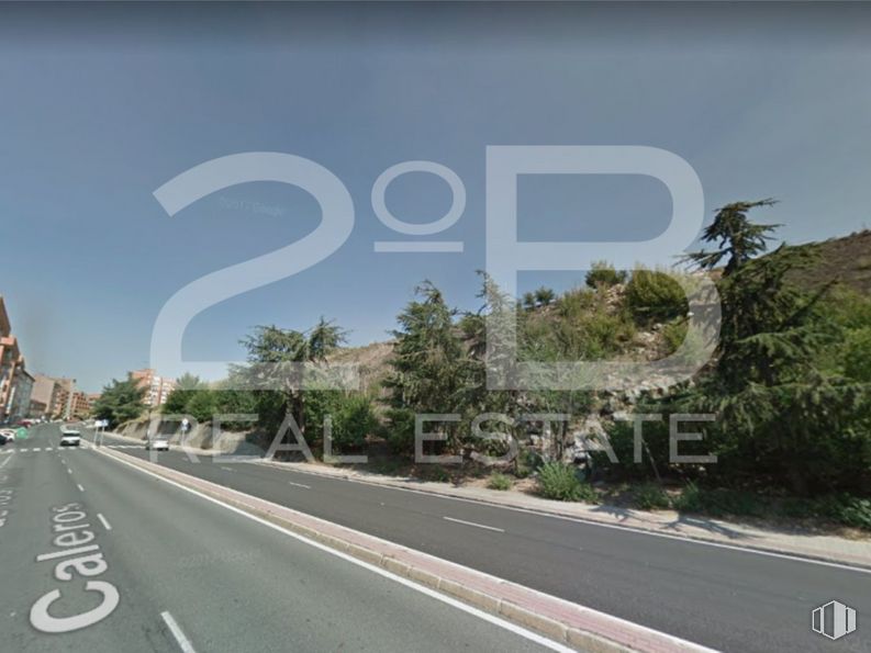 Land for sale at Calle Horno de los Caleros, 13, Ávila, 05001 with building, plant, sky, road surface, infrastructure, motor vehicle, asphalt, tree, natural landscape and thoroughfare around