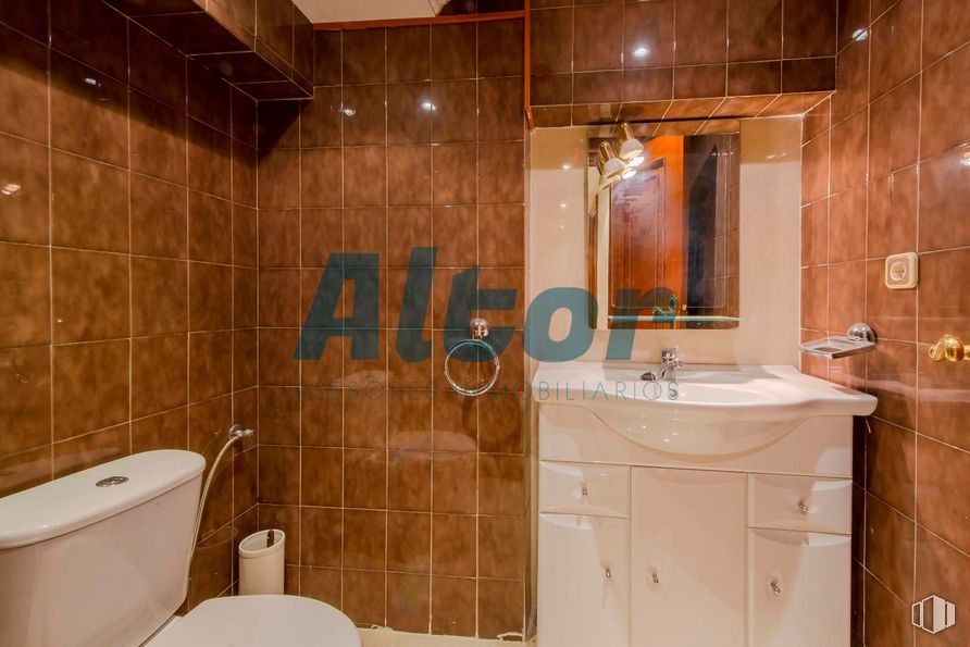 Local en venta en Calle de Alejandro Rodríguez, Tetuán, Madrid, 28039 con inodoro, mueble de baño, ebanistería, accesorios de fontanería, suelos, suelo, fregadero, cuarto de baño, lavabo y interiorismo alrededor