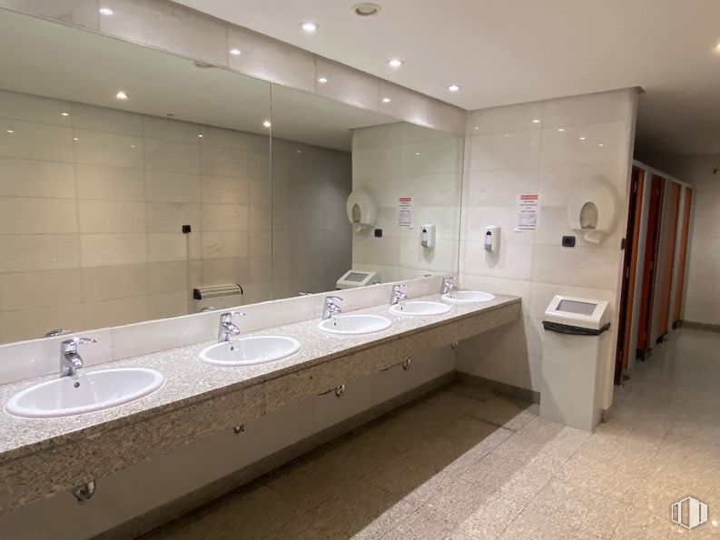 Oficina en venta en Edificio Inbisa, Avenida Pirineos, 7, San Sebastián de los Reyes, Madrid, 28700 con fregadero, espejo, grifo, accesorio de plomería, lavabo del baño, baño, diseño de interiores, piso, fontanería y propiedad material alrededor