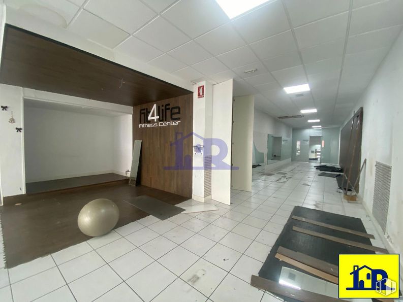 Retail for rent at Centro urbano, Cuenca, 16002 with building, interior design, architecture, fixture, flooring, floor, hall, ceiling, house and space around