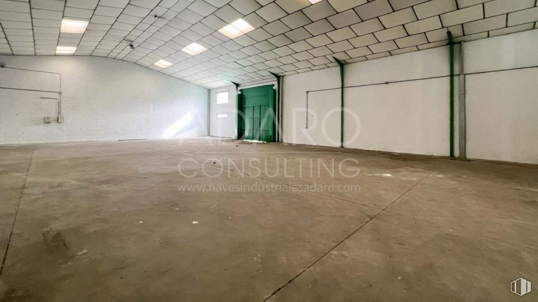 Nave en venta en Calle Soria, Ajalvir, Madrid, 28864 con puerta, suelos, accesorio, suelo, hall, línea, techo, material de construcción, material compuesto y espacio alrededor