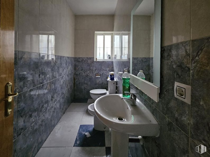 Industrial for sale at Avenida Ramón y Cajal, Yuncos, Toledo, 45210 with window, sink, door handle, tap, plumbing fixture, bathroom, bathtub, interior design, fixture and mirror around