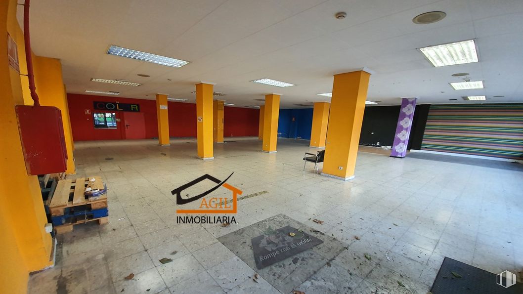 Retail for rent at Avenida Juan Carlos I, Leganés, Madrid, 28912 with building, architecture, floor, flooring, hall, fixture, real estate, ceiling, tile flooring and space around