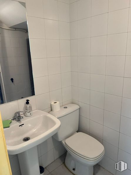 Local en alquiler en Zona Europolis, Las Rozas de Madrid, Madrid, 28230 con inodoro, fregadero, espejo, grifo, accesorios de fontanería, propiedad, lavabo, morado, cuarto de baño y edificio alrededor