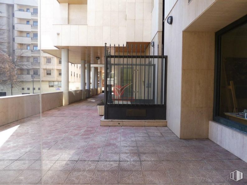 Local en alquiler en Zona Parque del Huécar, Cuenca, 16001 con edificio, ventana, madera, suelo, diseño de interiores, piso, planta, escaleras, diseño urbano y área residencial alrededor