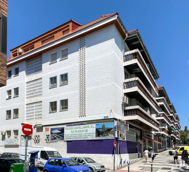 Local en venta en Calle San Isidro, 14, Majadahonda, Madrid, 28220 con coche, edificio, neumático, cielo, rueda, propiedad, ventana, vehículo, diseño urbano y condominio alrededor