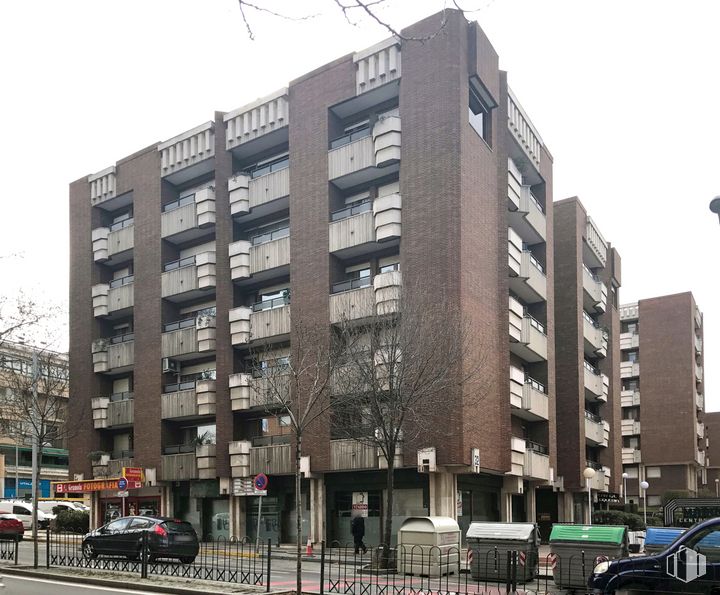 Retail for sale at Paseo Ezequiel González, 32, Segovia, 40002 with car, building, sky, property, window, street light, tower block, tire, urban design and condominium around