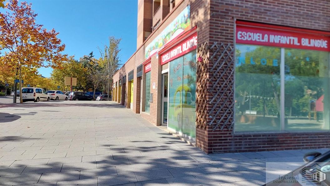 Local en alquiler y venta en Calle Sector Escultores, Tres Cantos, Madrid, 28760 con durante el día, cielo, árbol, superficie de la carretera, barrio, ladrillo, ventana, edificio, acera y fachada alrededor