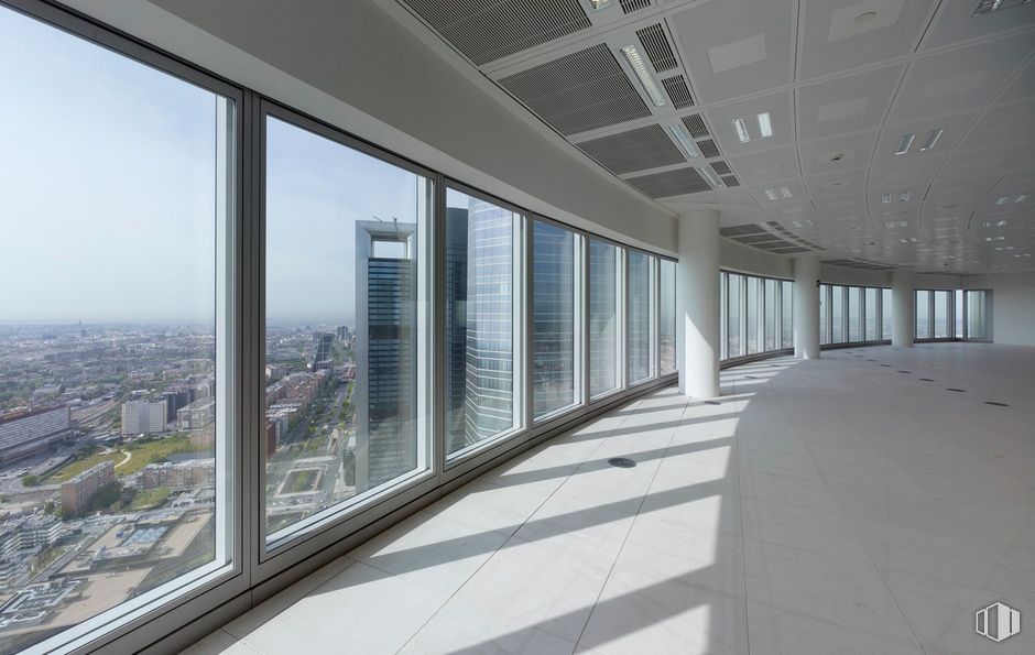 Office for rent at Torre Emperador, Paseo Castellana, 259 D , Fuencarral - El Pardo, Madrid, 28046 with building, sky, interior design, skyscraper, urban design, window, floor, tower block, shade and commercial building around