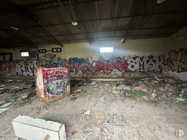 Land for sale at Carretera Paracuellos Belvis, Paracuellos de Jarama, Madrid, 28860 with box, packaged goods, graffiti, concrete, paint, street art, building material and waste around