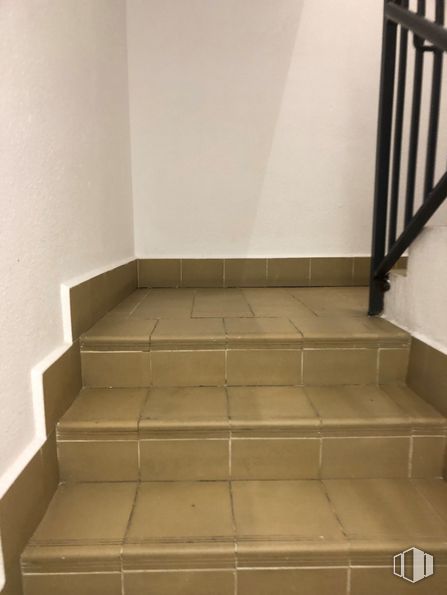 Retail for sale & for rent at Calle Toledo, 17, Sonseca, Toledo, 45100 with bed, couch, wood, rectangle, flooring, chair, floor, hardwood, tile flooring and stairs around