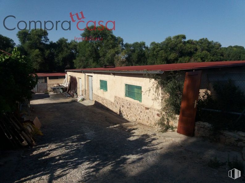 Industrial for sale at Carretera Arévalo, Segovia, 40003 with plant, sky, building, window, land lot, tree, asphalt, door, shade and road surface around