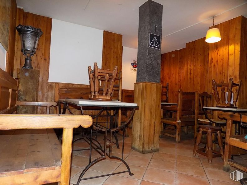 Retail for sale at Zona Centro, Cuenca, 16002 with lighting, chair, table, furniture, property, building, wood, interior design, flooring and floor around