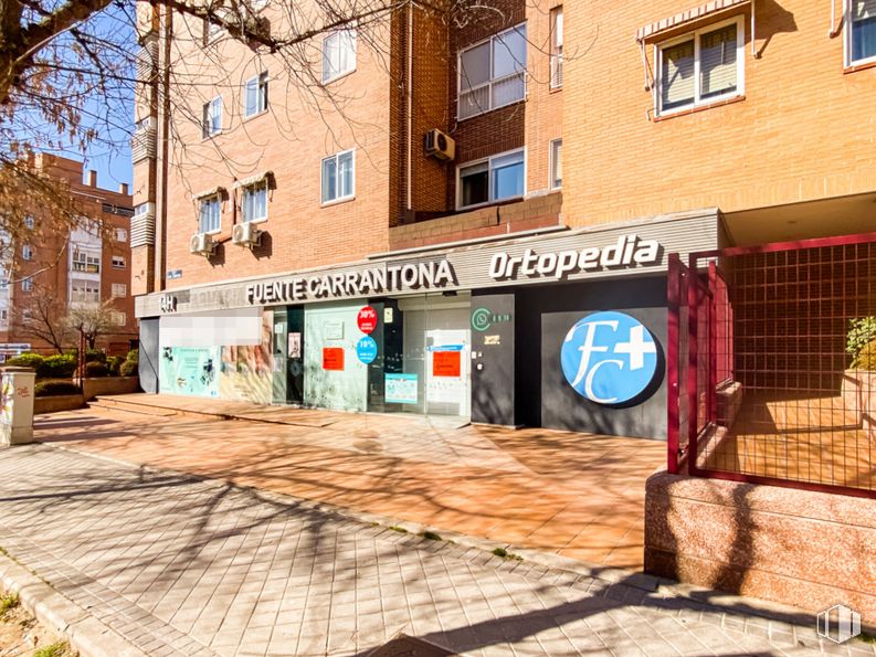 Local en alquiler y venta en Calle Fuente Carrantona, 51, Moratalaz, Madrid, 28030 con edificio, ventana, planta, propiedad, superficie de carretera, puerta, árbol, albañilería, ladrillo y madera alrededor