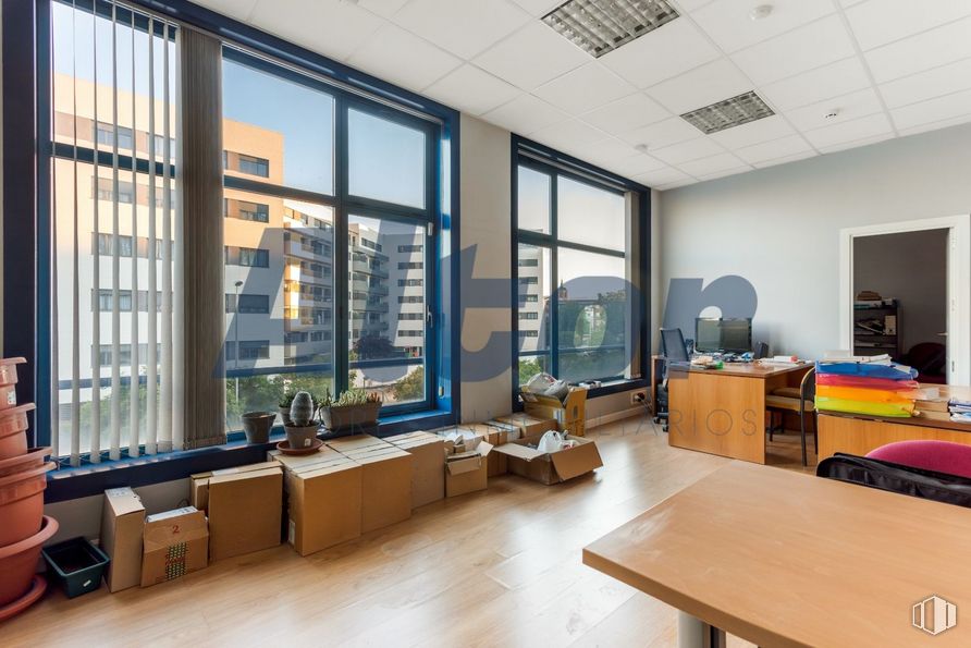 Office for sale at Calle Arroyo Bueno, Villaverde, Madrid, 28021 with table top, shipping box, window, table, furniture, building, houseplant, interior design, couch and floor around