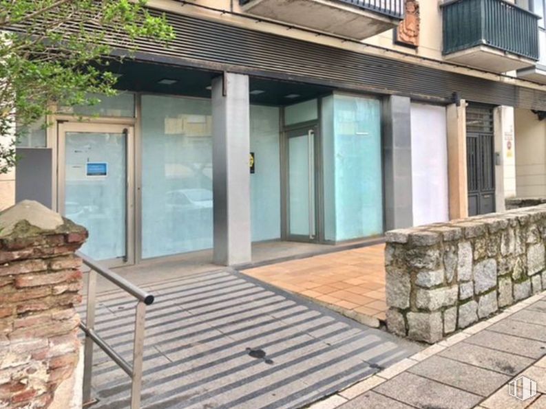 Retail for sale at Avenida Constitución, 28, El Escorial, Madrid, 28280 with door, property, window, building, wood, road surface, brickwork, brick, fixture and flooring around