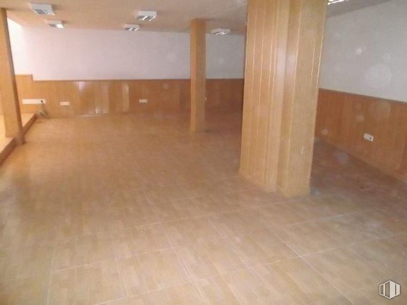 Retail for sale at Calle Robles, Puente de Vallecas, Madrid, 28053 with wood, floor, hall, flooring, wood stain, hardwood, building material, plywood, composite material and fixture around