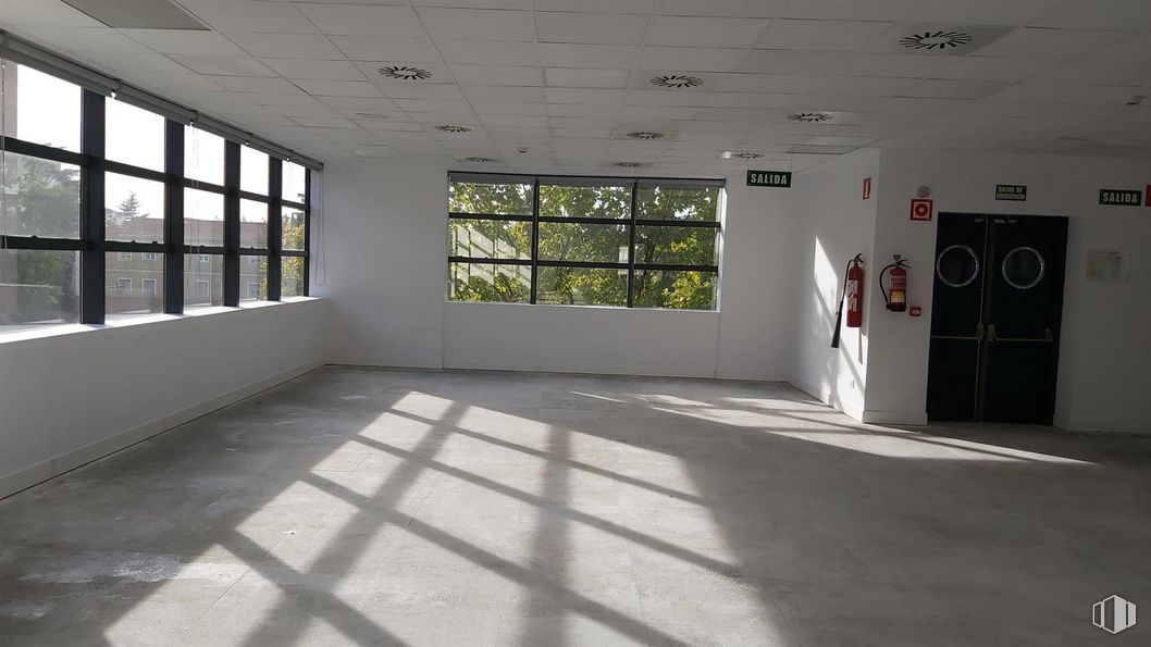 Office for rent at Edificio Castellana Hall, Paseo Castellana, 257, Fuencarral - El Pardo, Madrid, 28046 with window, door, fixture, shade, interior design, architecture, floor, flooring, wall and hall around