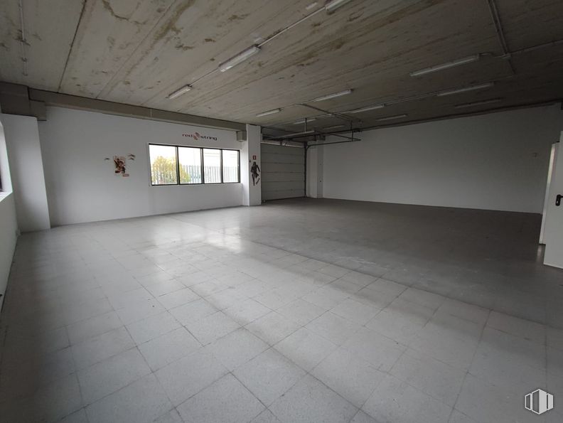 Office for rent at Centro Empresarial Augusta, Avenida Vía Láctea, 1, San Fernando de Henares, Madrid, 28830 with flooring, floor, ceiling, hall, concrete, silver, design, tile flooring, plaster and building material around