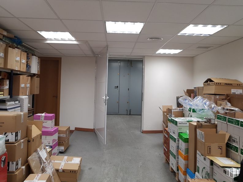 Office for sale at Calle Ricardo Ortiz, Ciudad Lineal, Madrid, 28017 with packaged goods, shelf, shipping box, bookcase, lighting, shelving, floor, flooring, building and publication around