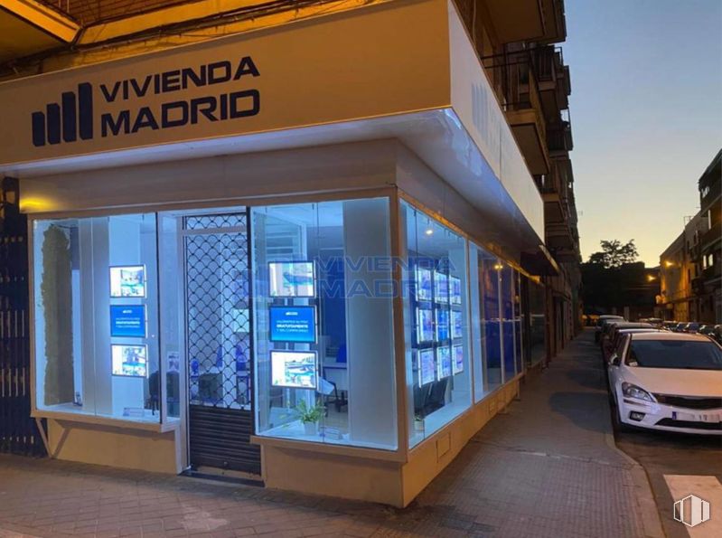 Retail for rent at Calle Eduardo Marquina, Carabanchel, Madrid, 28019 with car, composite material, advertising and glass around