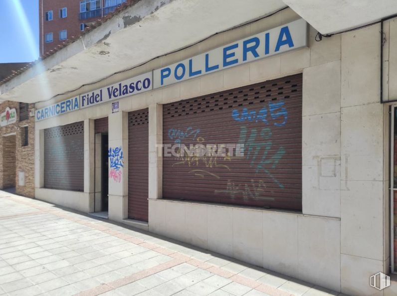 Retail for sale at Calle General Vives Camino, Guadalajara, 19003 with facade, building, window, font, commercial building, brick, city, signage, advertising and sidewalk around