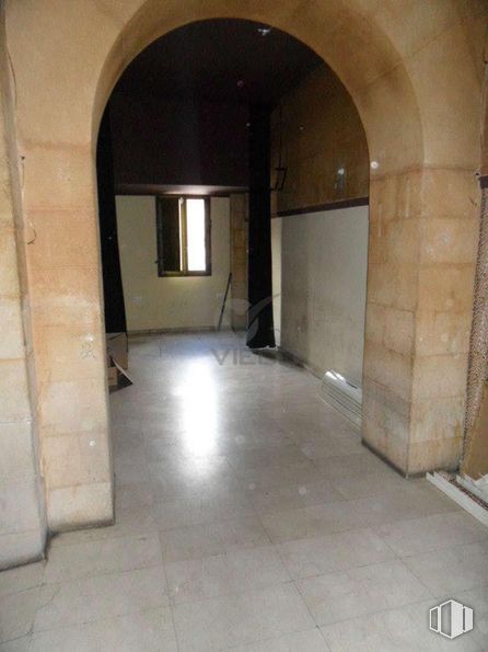 Retail for rent at Zona Fermín Caballero, Cuenca, 16004 with window, fixture, floor, tile flooring, hall, flooring, house, tints and shades, ceiling and door around