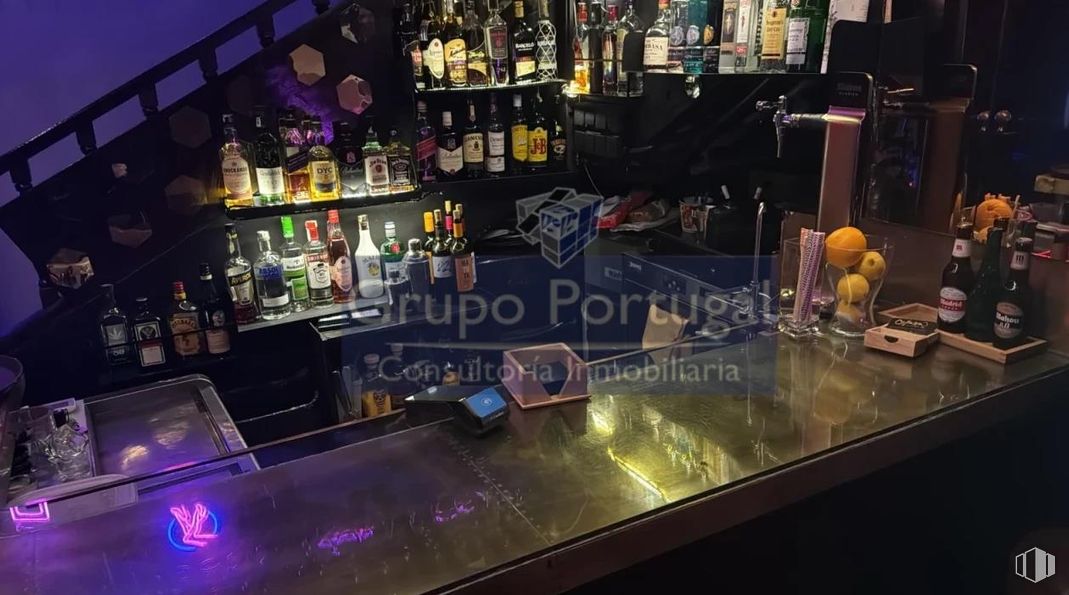 Local en alquiler en Zona Trafalgar, Chamberí, Madrid, 28010 con botella, bar, bebida alcohólica, vajilla, licor, pub, barware, establecimiento de bebidas, botella de vidrio y encimera alrededor