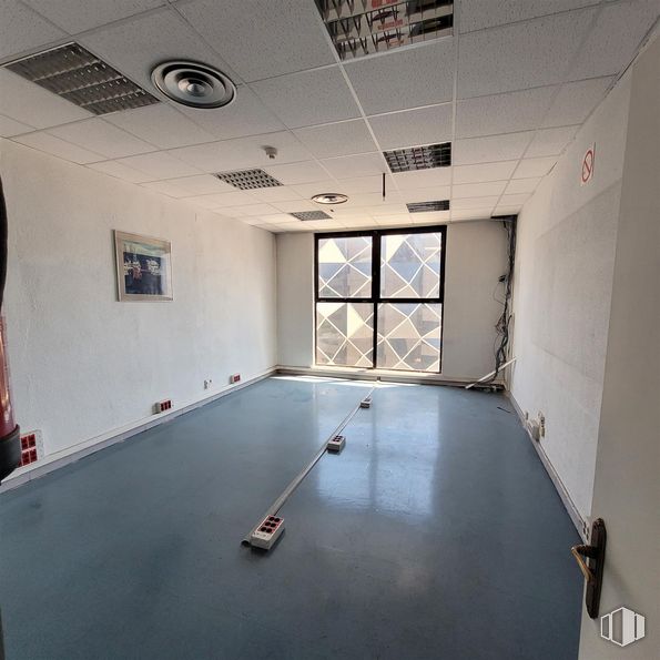 Industrial for sale at Calle María Tubau, Fuencarral - El Pardo, Madrid, 28050 with window, flooring, floor, ceiling, interior design, hall, tile flooring, daylighting, paint and tile around