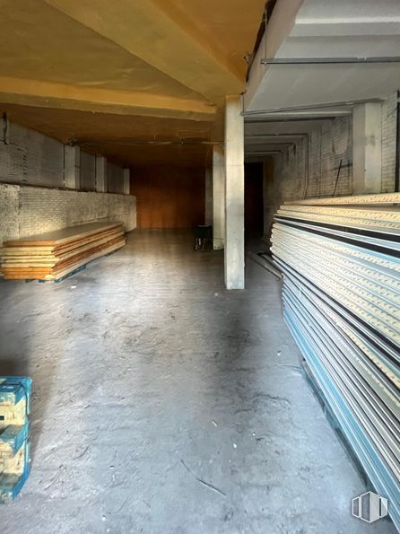 Retail for rent at Calle Oslo, Alcorcón, Madrid, 28922 with building, wood, floor, flooring, tints and shades, gas, composite material, house, ceiling and building material around