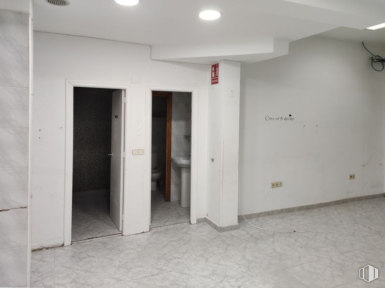 Retail for rent at Plaza Monte Ciruelo, 3, Rivas-Vaciamadrid, Madrid, 28529 with building, door, fixture, wood, interior design, flooring, floor, material property, hall and ceiling around