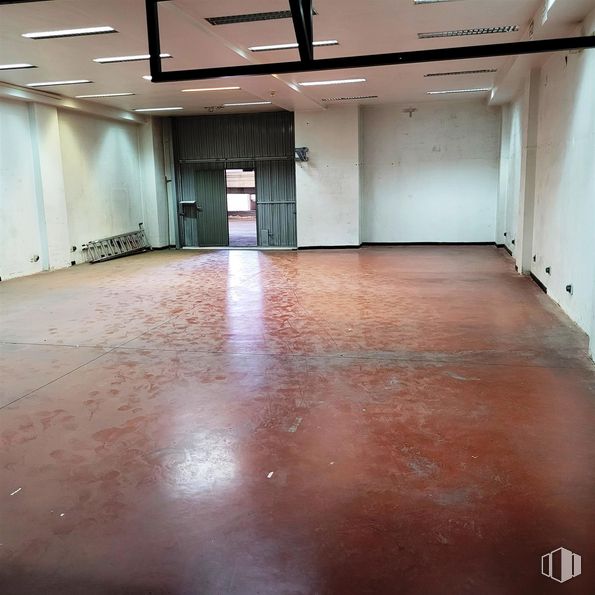 Nave en alquiler en Calle María Tubau, Fuencarral - El Pardo, Madrid, 28050 con hall, madera, suelos, edificio, suelo, accesorio, puerta, madera dura, casa y techo alrededor