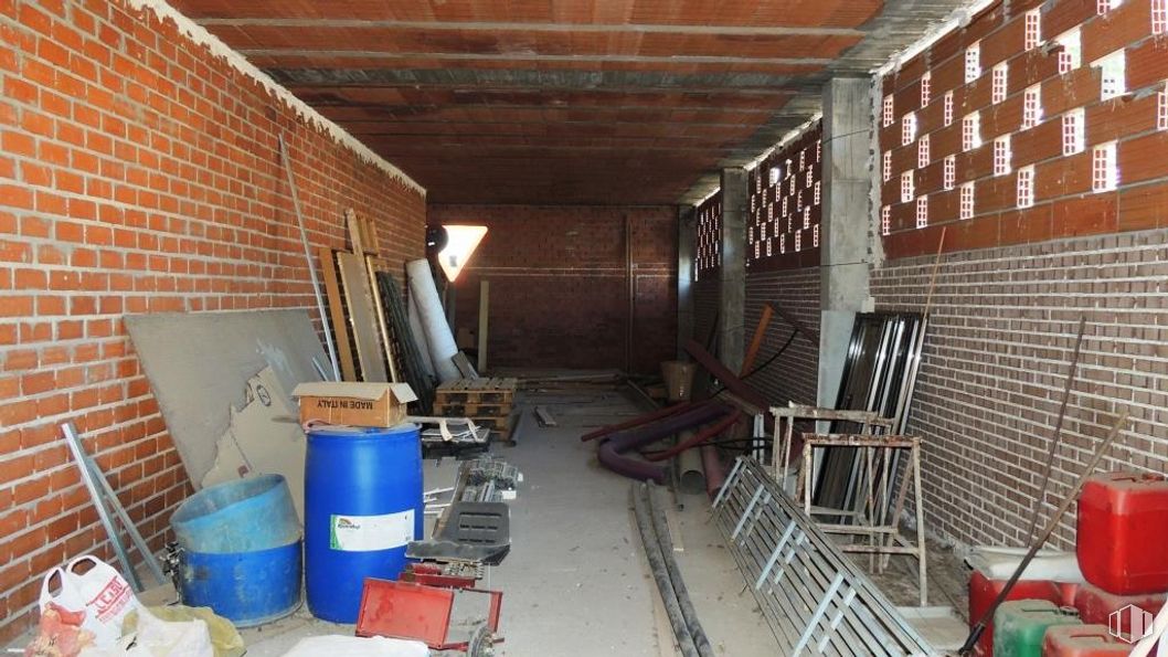 Retail for sale at Calle Rio Sorbe, Azuqueca de Henares, Guadalajara, 28013 with chair, container, packaged goods, wood, brickwork, interior design, brick, real estate, building and gas around