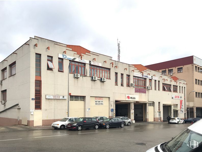 Nave en alquiler en Calle Secoya, 20, Carabanchel, Madrid, 28054 con coche, edificio, luz de estacionamiento automotriz, vehículo terrestre, nube, cielo, ventana, propiedad, vehículo y rueda alrededor