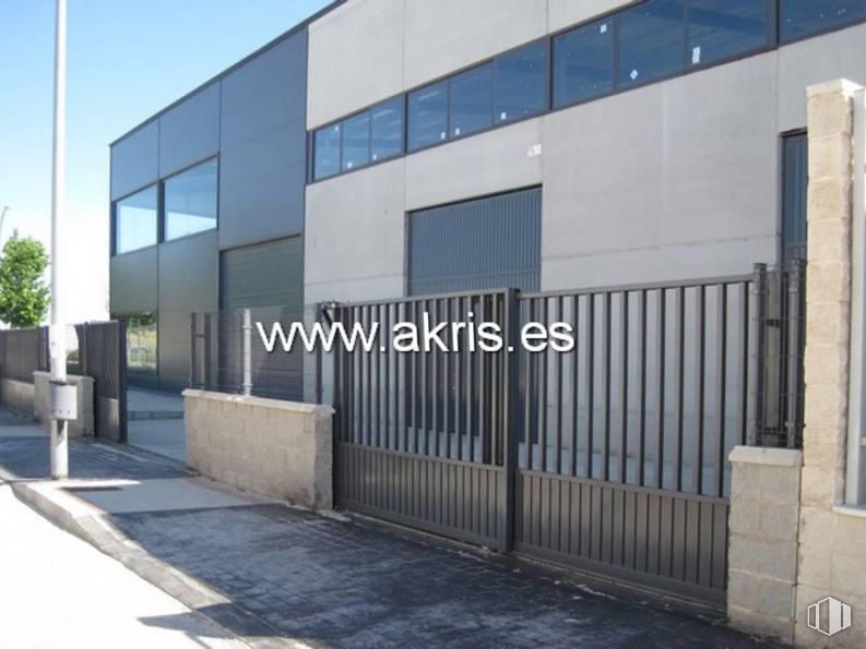 Industrial for sale at Calle Toneleros, Torrijos, Toledo, 45500 with sky, window, building, composite material, commercial building, facade, city, tree, urban design and glass around