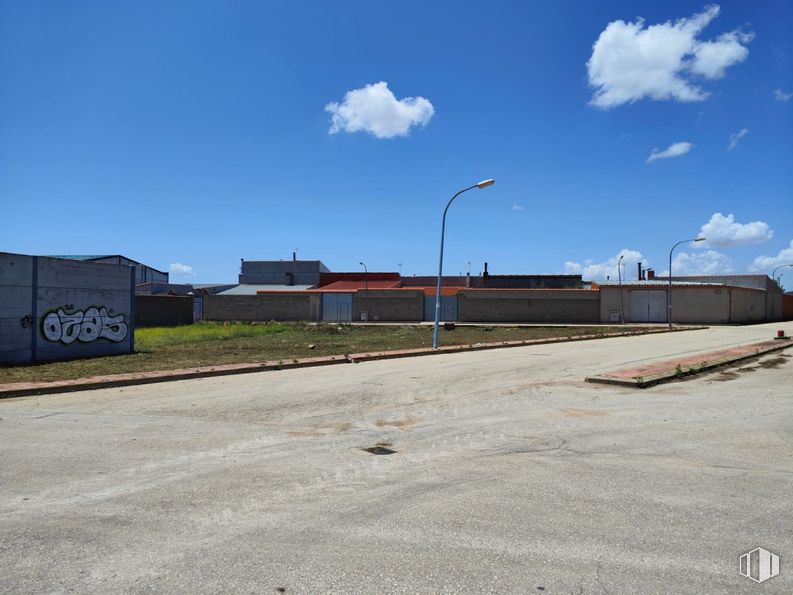 Land for sale at Zona industrial, Corral de Almaguer, Toledo, 45880 with street light, sky, daytime, road surface, asphalt, landscape, plain, land lot, cloud and composite material around